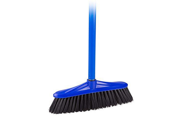 Щетка для пола жесткая с черенком Комфорт М6458 - фото 1
